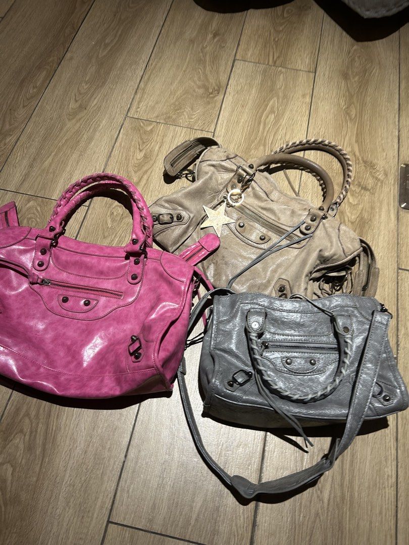 Balenciaga City Bag Aspack‼️ (Category: Shoulder Bags) located in Santiago. Submitted by deadstockangel (Listing ID 1462648733, Image 1). Description: Aspack!!!! Rare Colors Balenciaga All in good condition DM me for minor flaw Pink Standard Size Beige Standard Size Gray Small Size.