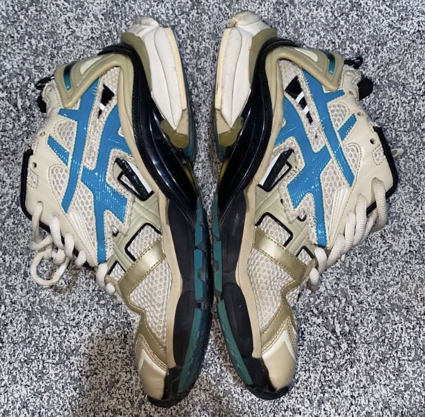 BALENCIAGA RUNNER BLUE (Category: Casual Shoes) located in Quezon City. Submitted by semantaryrave (Listing ID 1462630265, Image 2). Description: Balenciaga runner blue Size 43 Need wash Issue scratch (Eu- 43/ Us- 10 /Uk- 9).
