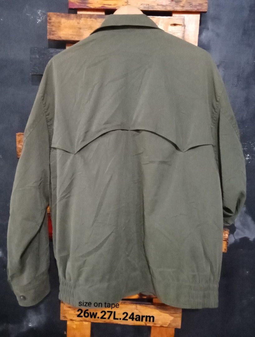 Bally Classic Olive Green Premium Swiss Jacket (Category: Coats, Jackets and Outerwear) located in Caloocan City. Submitted by calmcat_6fd4f7 (Listing ID 1462662290, Image 2). Description: - Classic olive green Bally jacket - Made in Switzerland - Zip-up front with button closure - Two front pockets - One zippered chest pocket - Elasticated cuffs and hem - Ideal for everyday wear.