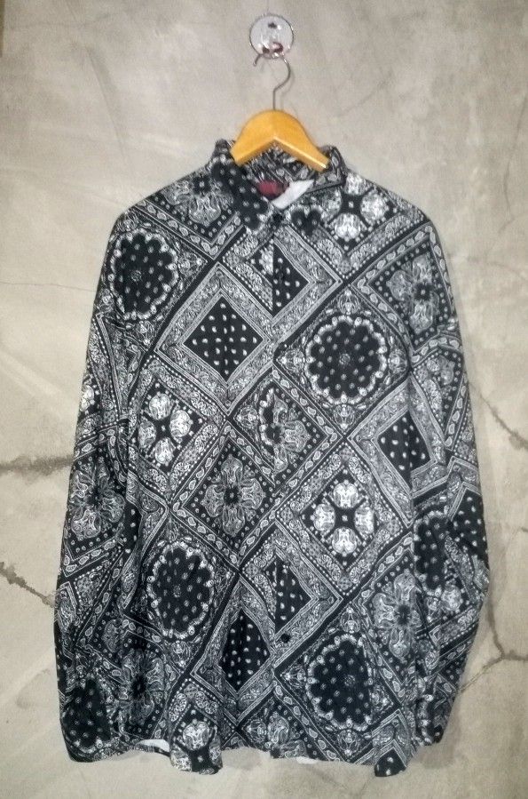 Bandana long sleeve Bottom Down (Category: Tshirts & Polo Shirts ) located in Manila. Submitted by boldfalcon.38de78 (Listing ID 1462511945, Image 1). Description: A long-sleeve button-down shirt featuring an all-over black and white geometric bandana and paisley patchwork print Bandana Long sleeve As new Condition W-25 L-30 10/10 color rate location Davao city Gcash payment J&T Courier php 750 + sf Dm 💌.