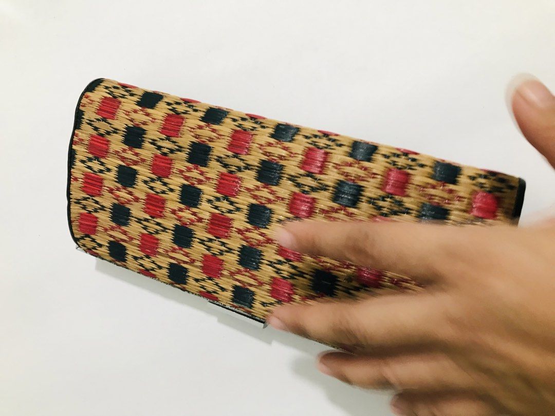 BANIG CLUTCH (Category: Clutches) located in Gamu. Submitted by 2022bagsbunny (Listing ID 1462490529, Image 1). Description: .
