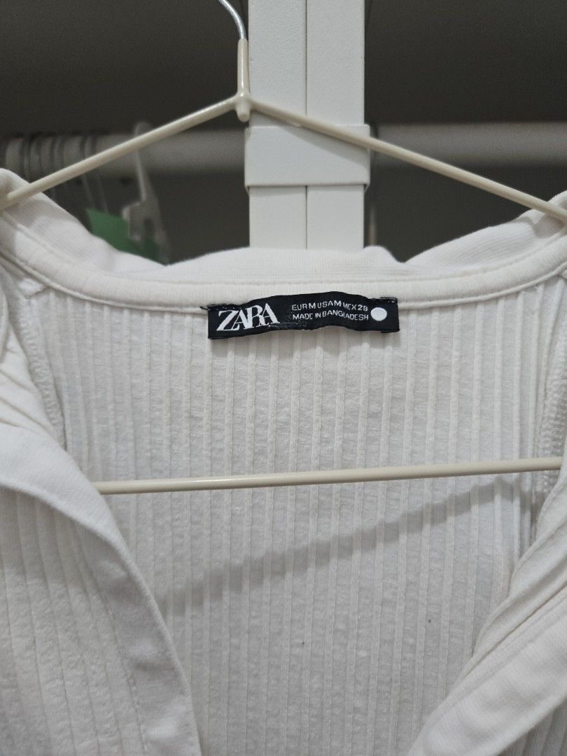 Basic White Top - Zara (Category: Sleeveless) located in Agoncillo. Submitted by ariannacvii (Listing ID 1462440311, Image 2). Description: 👚 Pre-Loved Basic White Top — ₱150 I’m currently decluttering my wardrobe and letting go of some of my pre-loved clothes! 🤍 • Size: M • Brand: Zara • Condition: Like New • Price: ₱150 Perfect for casual, everyday outfits and easy to style! ✨ 📌 IMPORTANT NOTE: Some of my clothes have been stored and unused 