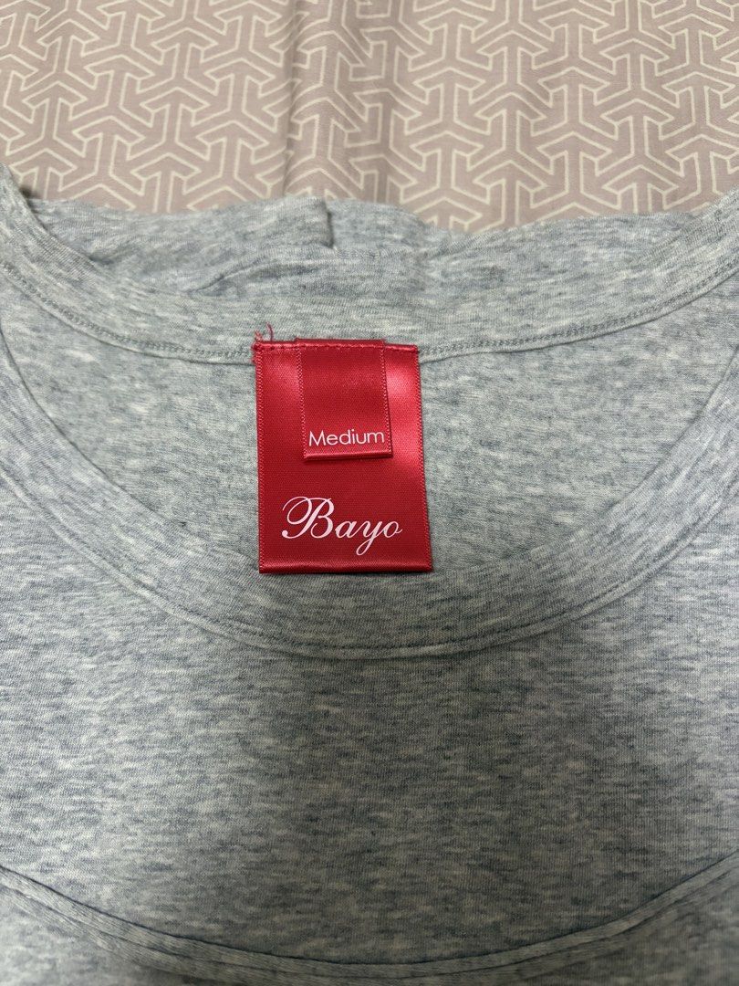 Bayo Grey T-shirt Size Medium (Category: Shirts) located in Manila. Submitted by shopmeph (Listing ID 1462648690, Image 2). Description: - Grey t-shirt from Bayo - Size Medium - Unique curved seam details on the front - Short sleeves - Comfortable for everyday wear.