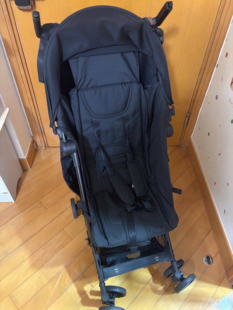 可摺疊bb車 嬰兒車 扶手可拆 有遮陽罩Black Lightweight Foldable Stroller （分類：外出用品 - 嬰兒車）位於 Hong Kong。 由 kccy21.24 提交（商品編號 1462633514，圖片 2）。簡介： 收車時需要手動，介意勿擾！ 完美主義者勿擾 車身穩固 承重力高 實用性高 類似gb車設計 $150超平賣 元朗自取 Selling a black stroller. It folds up compactly for easy storage. The canopy provides good shade. The harness keeps your little one secure. There's a basket underneath for your essentials. Some minor scuffs on the frame from normal use. Ready for its next adventure.
