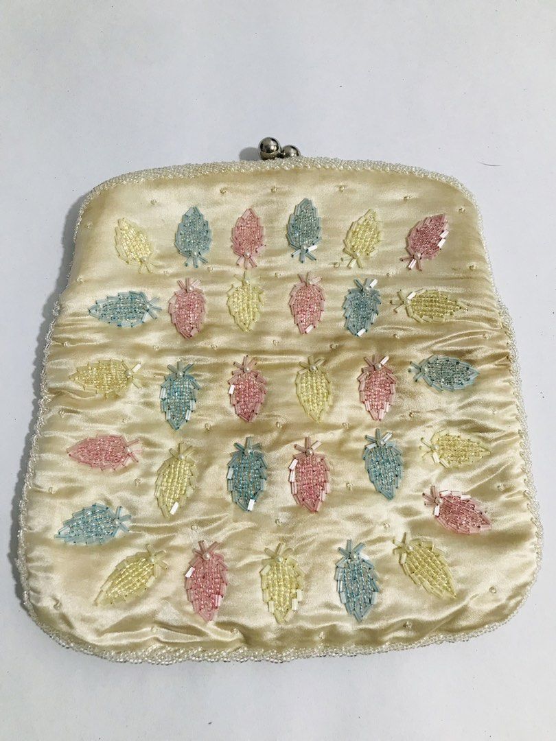 BEADED LARGE KISSLOCK (Category: Purses & Pouches) located in Gamu. Submitted by 2022bagsbunny (Listing ID 1462490696, Image 1). Description: .
