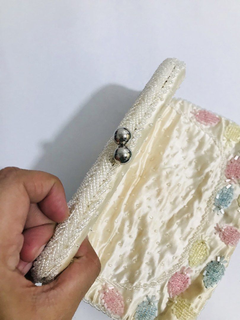 BEADED LARGE KISSLOCK (Category: Purses & Pouches) located in Gamu. Submitted by 2022bagsbunny (Listing ID 1462490696, Image 3). Description: .