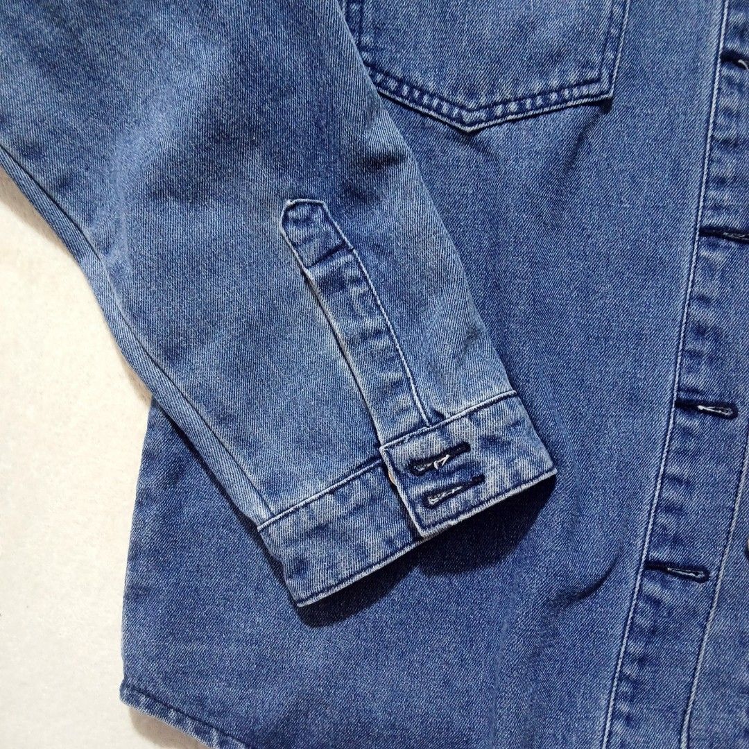 Bench denim jacket (Category: Coats, Jackets and Outerwear) located in Santa Rosa. Submitted by bhelprelovedcloset (Listing ID 1462602604, Image 3). Description: denim jacket.