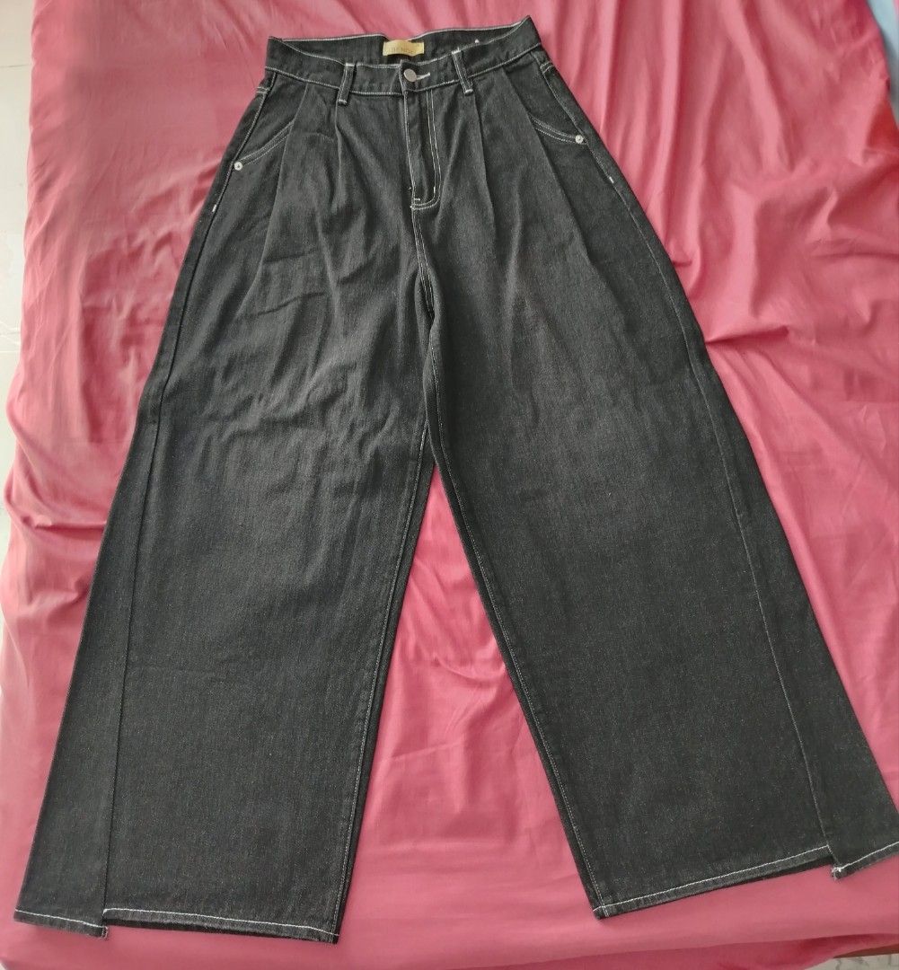 Bench Wideleg Pants (Category: Jeans) located in Quezon City. Submitted by gabbys_closet16 (Listing ID 1462479797, Image 1). Description: - Bench Dark wash denim jeans - Trendy wide leg cut - Flattering high-waisted style - Classic five-pocket design - Stylish white contrast stitching - Secure button and zip fly closure - Ideal for everyday casual wear - New, unused, sinukat lng - Original price 1100 - Rfs Big for my daughter .
