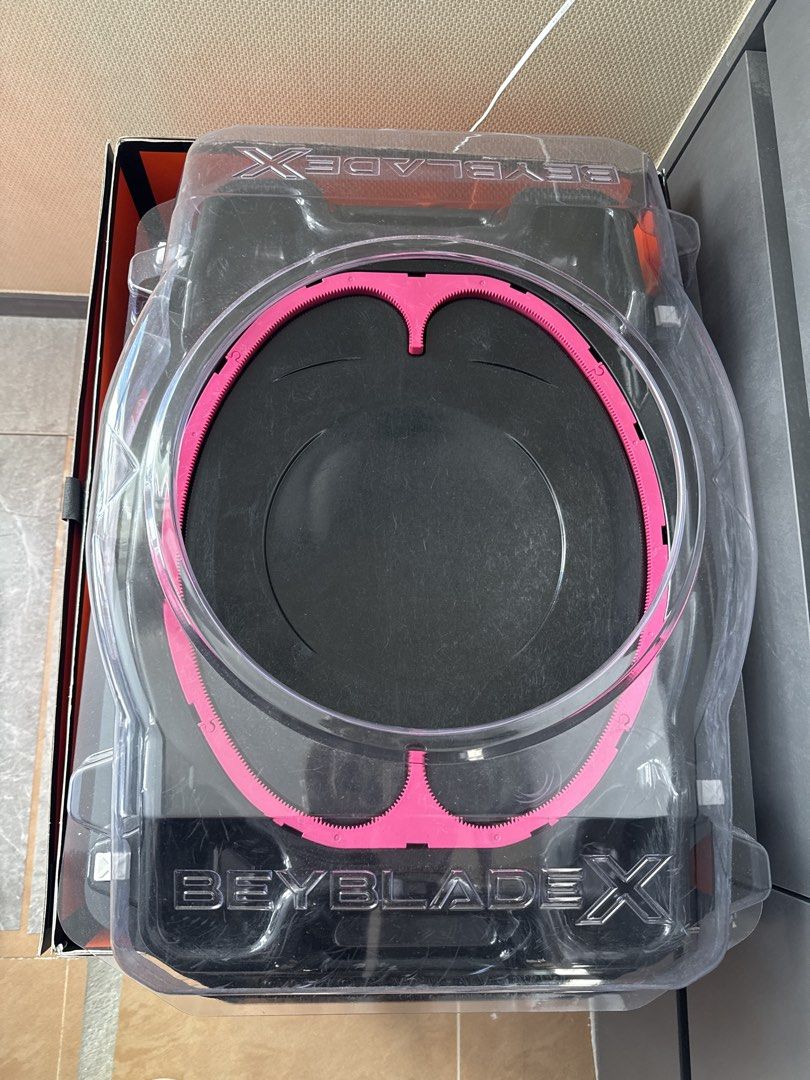 Beyblade X 陀螺對戰盤 （分類：動作及對戰玩具）位於 Hong Kong。 由 siufat04 提交（商品編號 1462546850，圖片 1）。簡介： Beyblade X 嘅對戰盤，粉紅色邊。黑色盤面，有刻度。適合鍾意玩陀螺嘅朋友。。