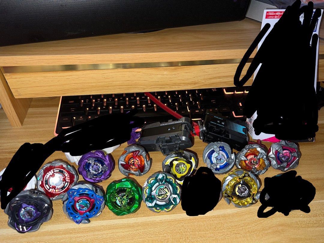 (平價全出)可賣可換：Beyblade X 陀螺 - 包括全新1-70暴龍、紫狼面、惡魔連H軸、細鯊等等 （分類：動作及對戰玩具）位於 Hong Kong。 由 netaville 提交（商品編號 1461959484，圖片 1）。簡介： 大量陀螺 新手平價齊款即上手，有全新1-70、H軸、子彈獅鷲、紫狼面、CX08 02副籤王、梅毒龜頭、全新UX21紫狼蓋，有攻型防型配搭。 老手加強配置話咁易，仲有埋發射器 全部正版港版 。。