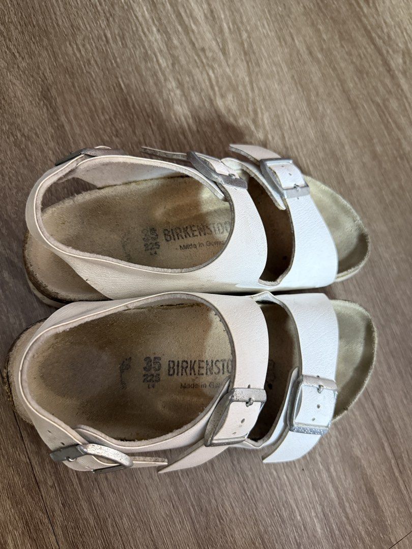 Birks sandals (Category: Flats & Sandals) located in Valenzuela. Submitted by ksprelovedstuffs (Listing ID 1462641395, Image 3). Description: .