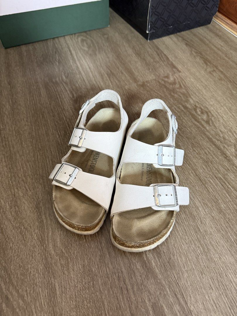 Birks sandals (Category: Flats & Sandals) located in Valenzuela. Submitted by ksprelovedstuffs (Listing ID 1462641395, Image 1). Description: .