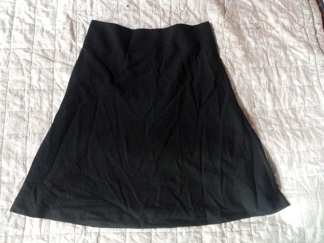 EXPRESS Black A-line Midi Skirt (Category: Skirts) located in Manila. Submitted by icamalicdem29 (Listing ID 1462453023, Image 1). Description: - Classic black A-line midi skirt - Comfortable waistband for all-day wear - Versatile: perfect for everyday or dressing up - Effortlessly pairs with any top.