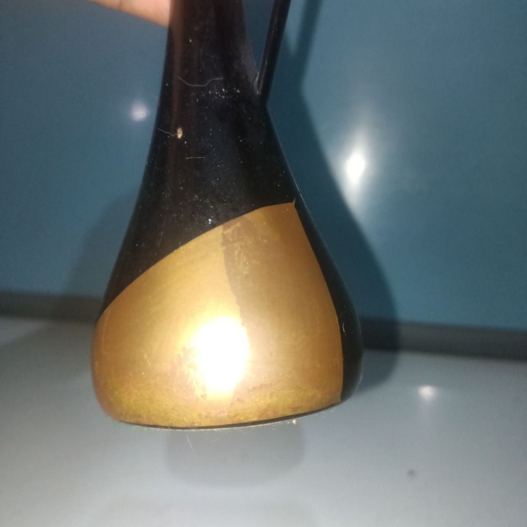 Black and Gold Abstract Metal Vase (Category: Vases & Decorative Bowls) located in Munoz. Submitted by larryc1212 (Listing ID 1462481393, Image 3). Description: - Unique abstract design vase - Striking matte black and metallic gold finish - Convenient handle for easy carrying - Elevates any space with a modern aesthetic Disclaimer: Item may include some scratches due to age, as is were is basis Item can be pick up in our Japan surplus shop locate