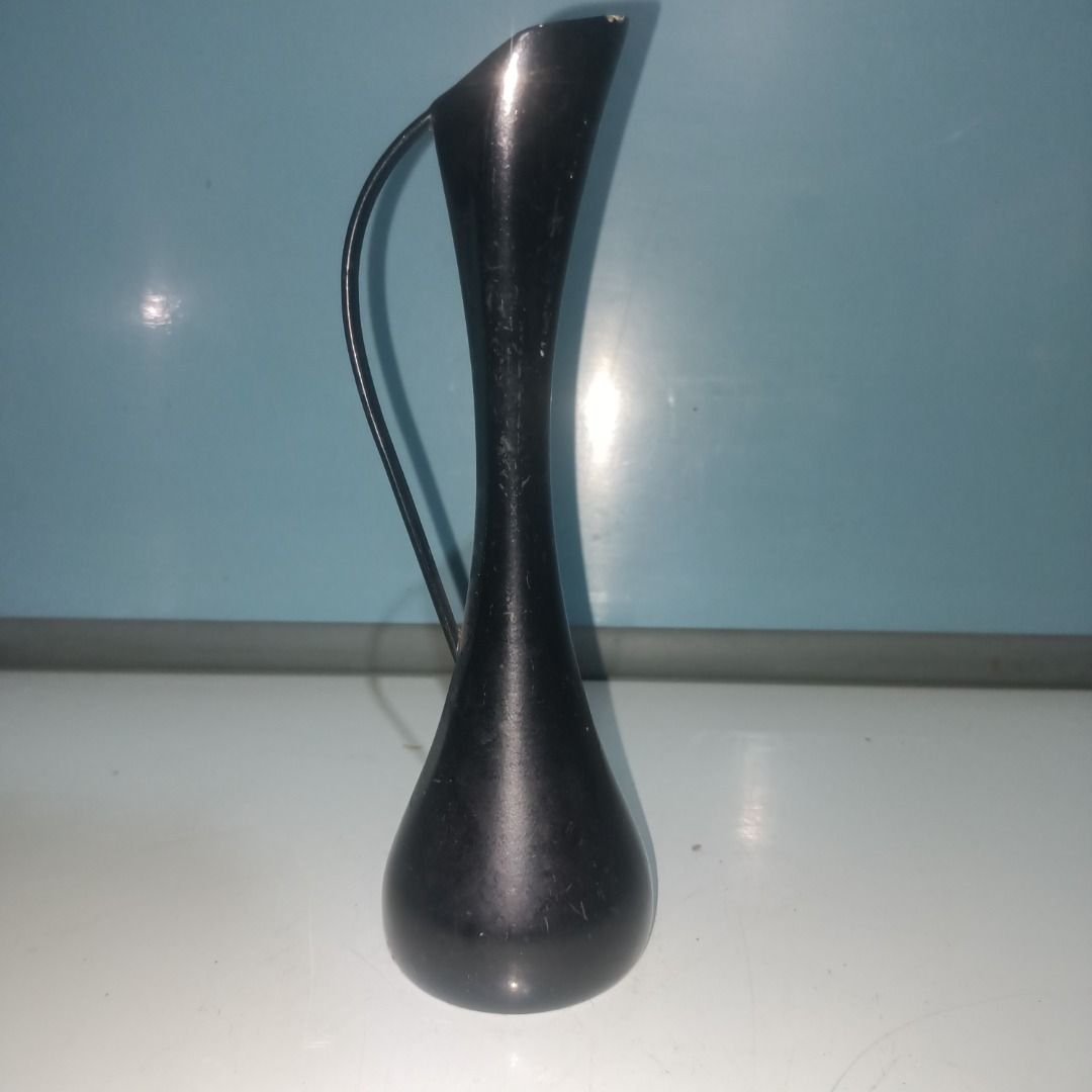 Black and Gold Abstract Metal Vase (Category: Vases & Decorative Bowls) located in Munoz. Submitted by larryc1212 (Listing ID 1462481393, Image 2). Description: - Unique abstract design vase - Striking matte black and metallic gold finish - Convenient handle for easy carrying - Elevates any space with a modern aesthetic Disclaimer: Item may include some scratches due to age, as is were is basis Item can be pick up in our Japan surplus shop locate