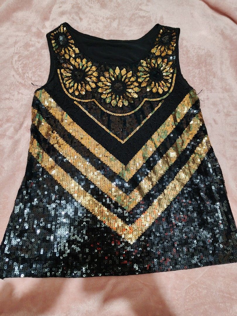 Black and Gold Sequin Sleeveless Top (Category: Sleeveless) located in Villasis. Submitted by trip_thrift15 (Listing ID 1462541099, Image 1). Description: - Sleeveless black and gold top - Eye-catching chevron sequin pattern on the body - Beautiful floral sequin embellishments on the neckline - Ideal for parties, nights out, or any special occasion - Fun and dazzling design MOP-GCASH JNT COURIER PRICE+SF.