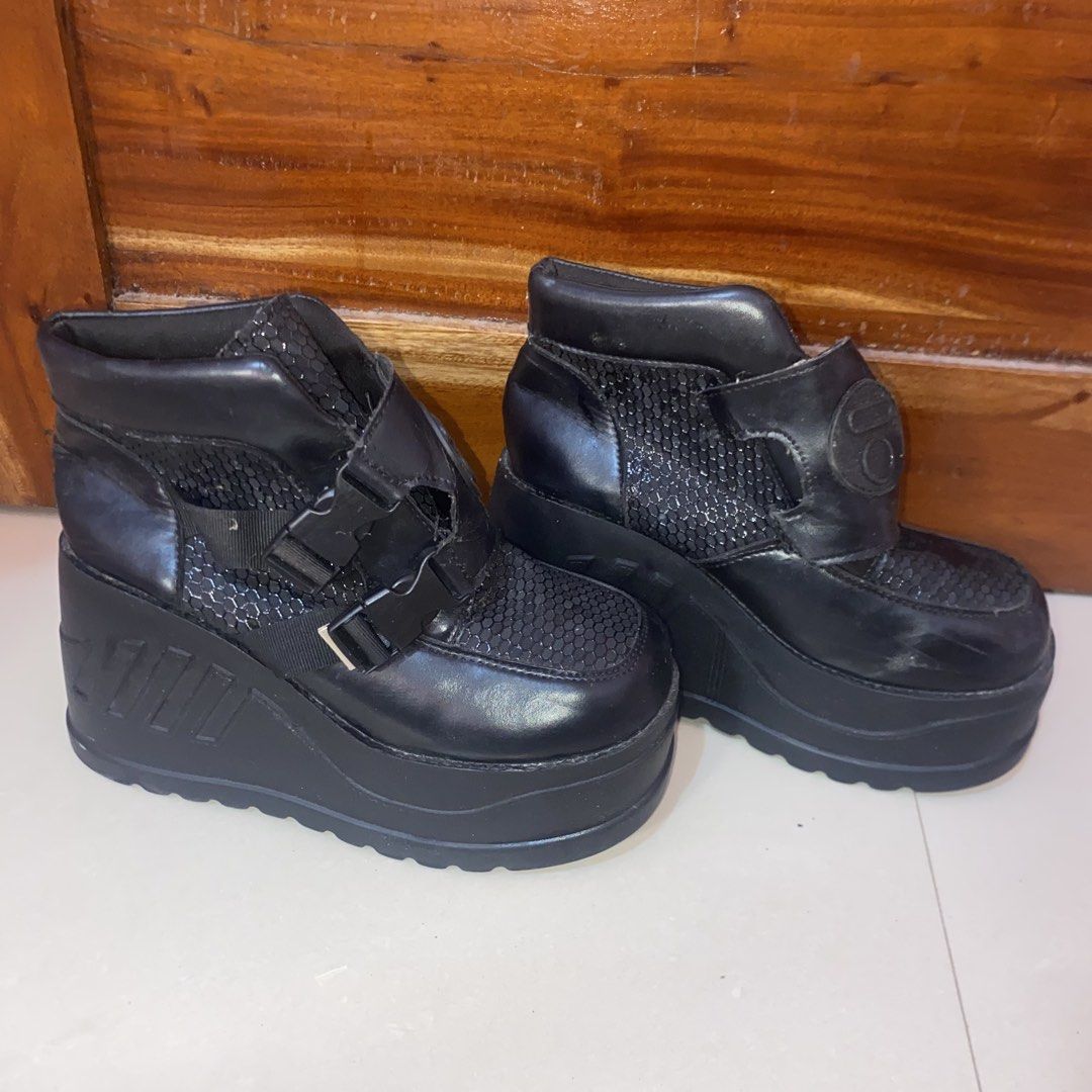Alt Emo Y2k Black Chunky Platform Boots with Buckles (Category: Boots) located in Bacolod City. Submitted by stqrshel (Listing ID 1462517340, Image 3). Description: non nego + last price i wanted to be alt before lol but i’ve stored this in our shoe rack for like 5 years and i dont use this anymore. size 7 - Cool black platform boots - Chunky sole for an edgy look - Stylish buckle details - Unique textured material - Shows some wear and tear on t