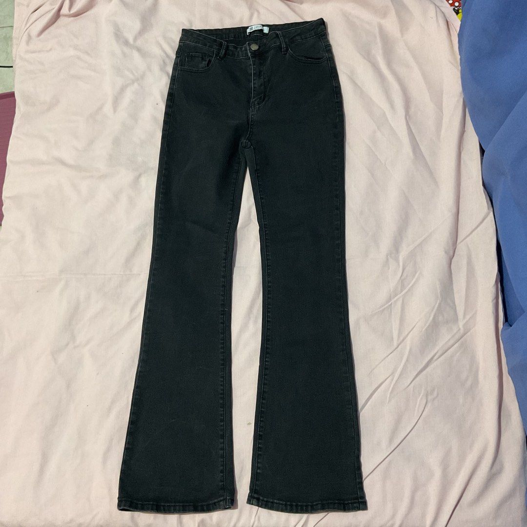 Black Flare Jeans (Category: Jeans) located in Naga. Submitted by asrid.32 (Listing ID 1462651247, Image 1). Description: Waist: 26 Length: 41.5.
