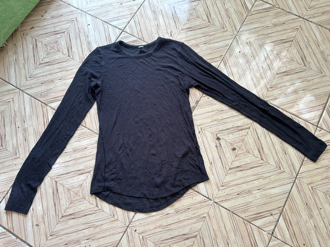 Black Long Sleeve Top - Ribbed Knit (Category: Longsleeves) located in Angeles City. Submitted by alejeong27 (Listing ID 1462440715, Image 1). Description: - Basic black long sleeve top - Ribbed knit fabric for texture and comfort - Classic crew neck design - Flattering curved hem - Ideal for layering or wearing as a standalone piece - Highly versatile and easy to pair with any bottoms - Comfortable for all-day wear.
