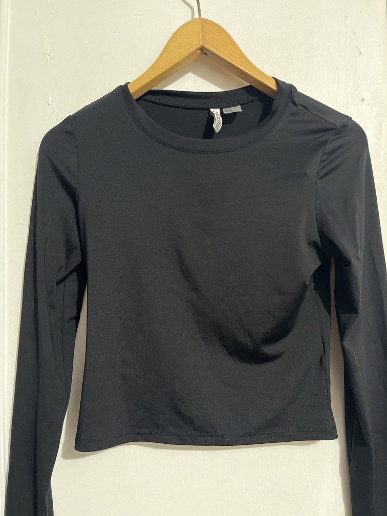 BLACK LONGSLEEVES SIZE XS (Category: Blouses) located in Makati City. Submitted by girlydy (Listing ID 1462647196, Image 1). Description: .
