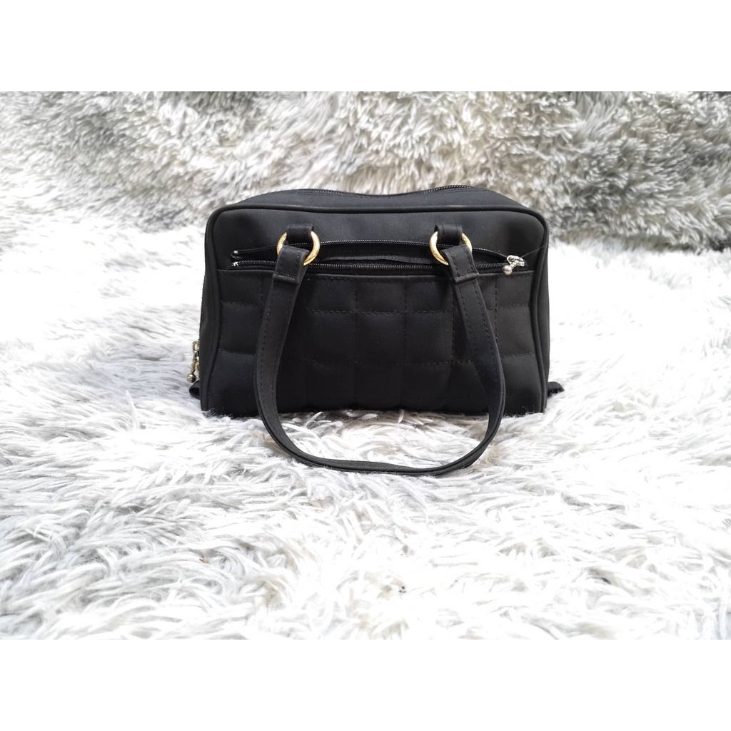 Black Mini Hand bag. (Category: Purses & Pouches) located in Santa Cruz. Submitted by jmy_surplus.2 (Listing ID 1462674078, Image 1). Description: 50% Size: L= 6 , W= 9 Color: black Type: bag Brand: no brand Material: polyester Style: hand bag, mini bag JMY 1 LR-82.