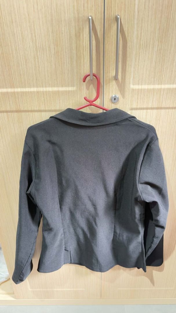 Black Office Blazer (Category: Coats, Jackets and Outerwear) located in Santa Rita. Submitted by john_valencia02 (Listing ID 1462507322, Image 2). Description: - Classic black blazer - Single button closure - Two front pockets - Long sleeves - Ideal for work or smart casual occasions - Versatile wardrobe staple.