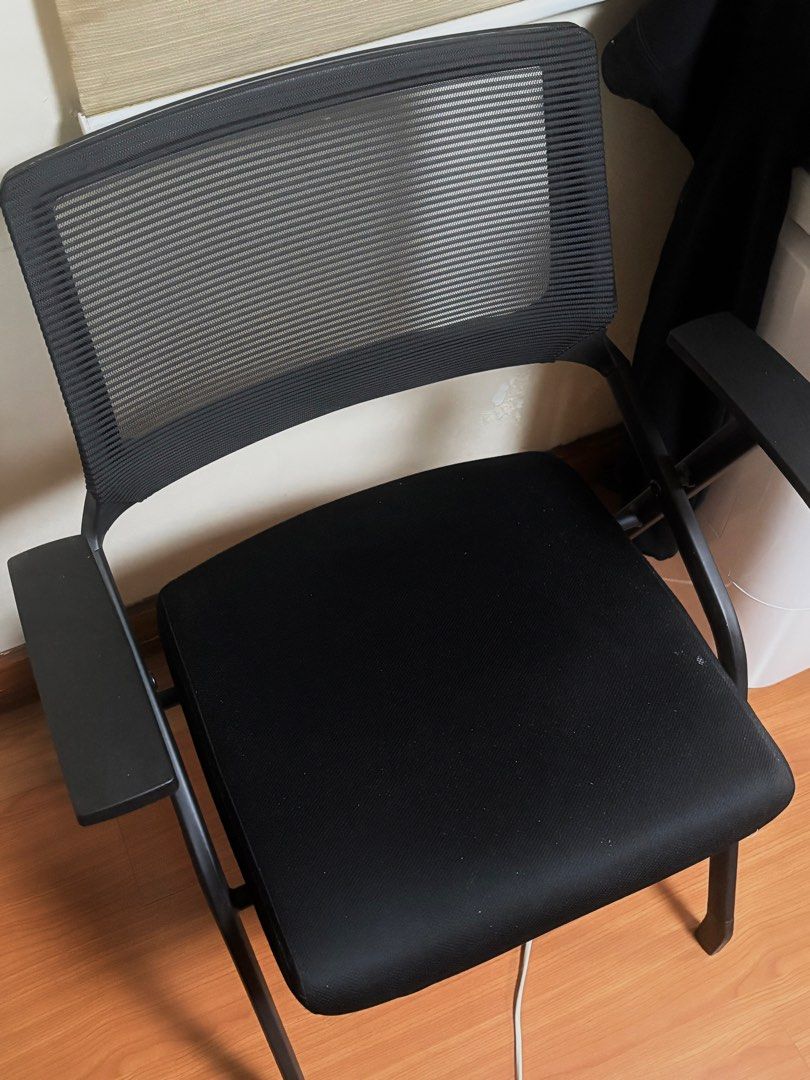 Black Office Chair (Category: Office Furniture & Fixtures) located in Manila. Submitted by swagalisticbae (Listing ID 1462635439, Image 2). Description: Black Office Chair - Comfortable backrest and armrest - Good as new - Foldable and easy to clean - Looking for buyers in METRO MANILA ONLY (lalamove delivery) RFS: Need space Original Price: ₱3,500 🛍️ Selling Price: 1,150 !!! + shipping fee loc: manila.