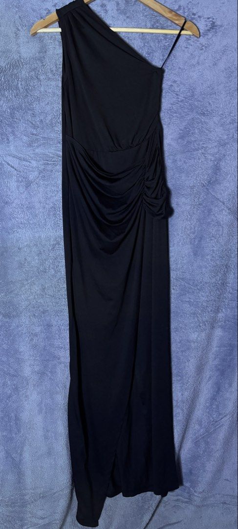 Black one sided off shoulder dress (Category: Dresses) located in San Pedro. Submitted by classychic.couture (Listing ID 1462490269, Image 1). Description: - Medium - Large - Excellent condition - No issues.