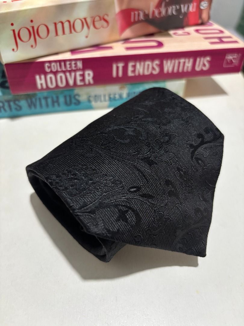 Black Paisley Patterned Tie (Category: Ties) located in Baao. Submitted by apr1979 (Listing ID 1462449860, Image 1). Description: - Classic black tie - Subtle paisley pattern - Nice fabric sheen - Ideal for formal events - Rolled for easy storage.