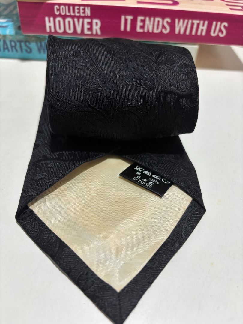Black Paisley Patterned Tie (Category: Ties) located in Baao. Submitted by apr1979 (Listing ID 1462449860, Image 2). Description: - Classic black tie - Subtle paisley pattern - Nice fabric sheen - Ideal for formal events - Rolled for easy storage.