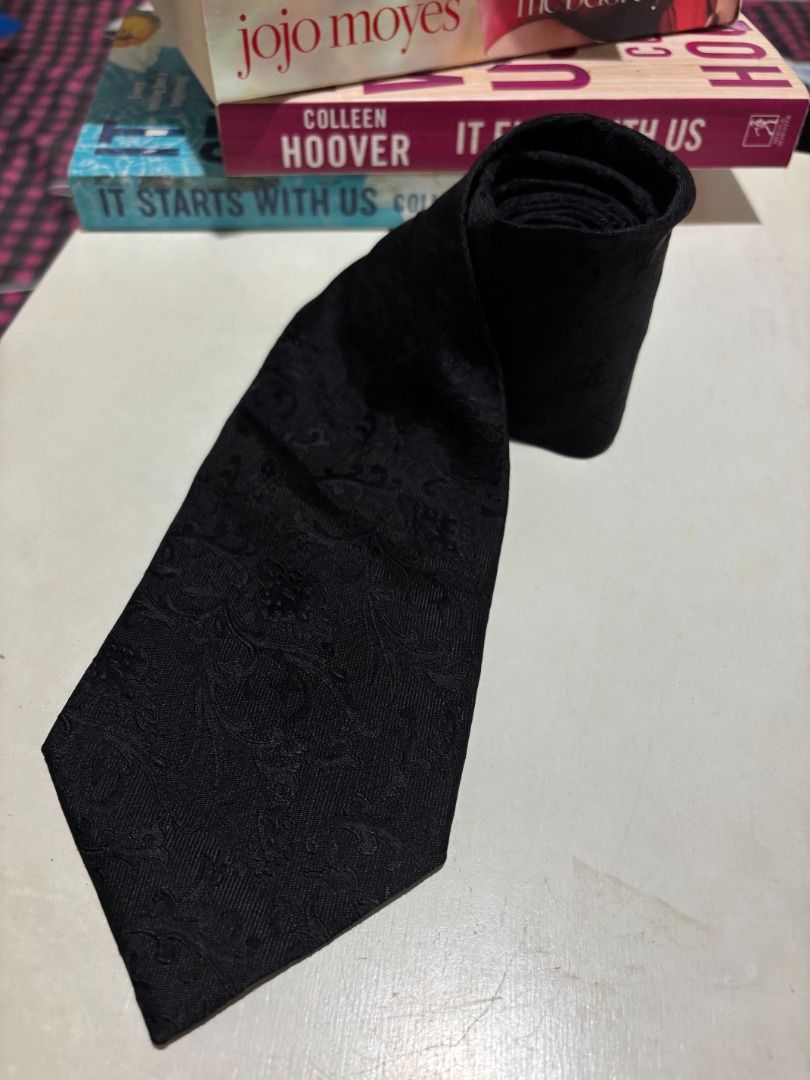 Black Paisley Patterned Tie (Category: Ties) located in Baao. Submitted by apr1979 (Listing ID 1462449860, Image 3). Description: - Classic black tie - Subtle paisley pattern - Nice fabric sheen - Ideal for formal events - Rolled for easy storage.