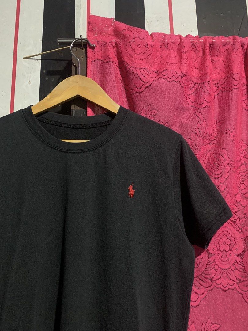 Black Ralph Lauren T-Shirt (Category: Tshirts & Polo Shirts ) located in Iligan City. Submitted by kierrehv (Listing ID 1462628727, Image 3). Description: Black Ralph Lauren T-Shirt 8.8/10 cr 21x25.5 Issue:cut necktag/Off.