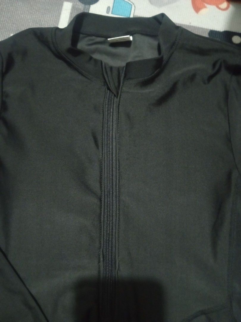 Black rashguard (padded) (Category: Rash guard) located in Cainta. Submitted by ziannika28 (Listing ID 1462493909, Image 2). Description: L on tag Used once only(like new) padded Chest:28 inch Length:27 inch.