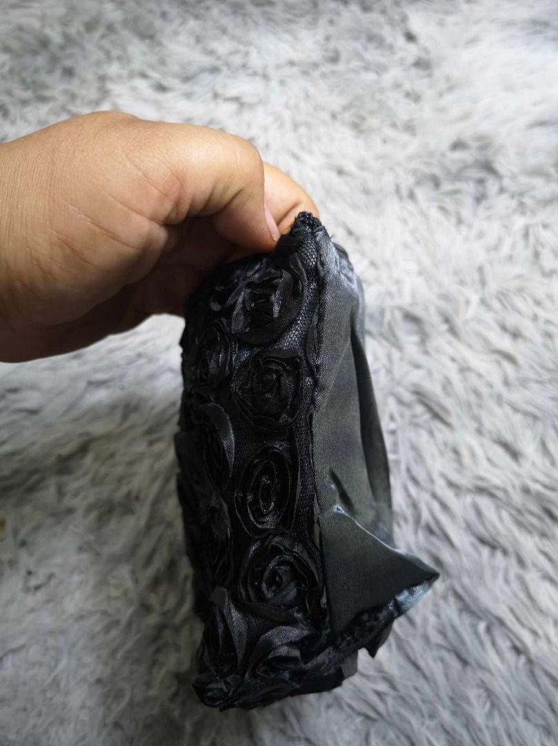 Black Rose Pattern Evening Clutch Bag (Category: Clutches) located in Santa Cruz. Submitted by jmy_surplus.2 (Listing ID 1462524479, Image 2). Description: Size ; L - 7 W - 8 Color ; Black Type ; Clutch Brand ; No brand Material ; Nylon Style ; Black Floral Rose Clutch Bag LR `129 JMY 1 Batch #221.