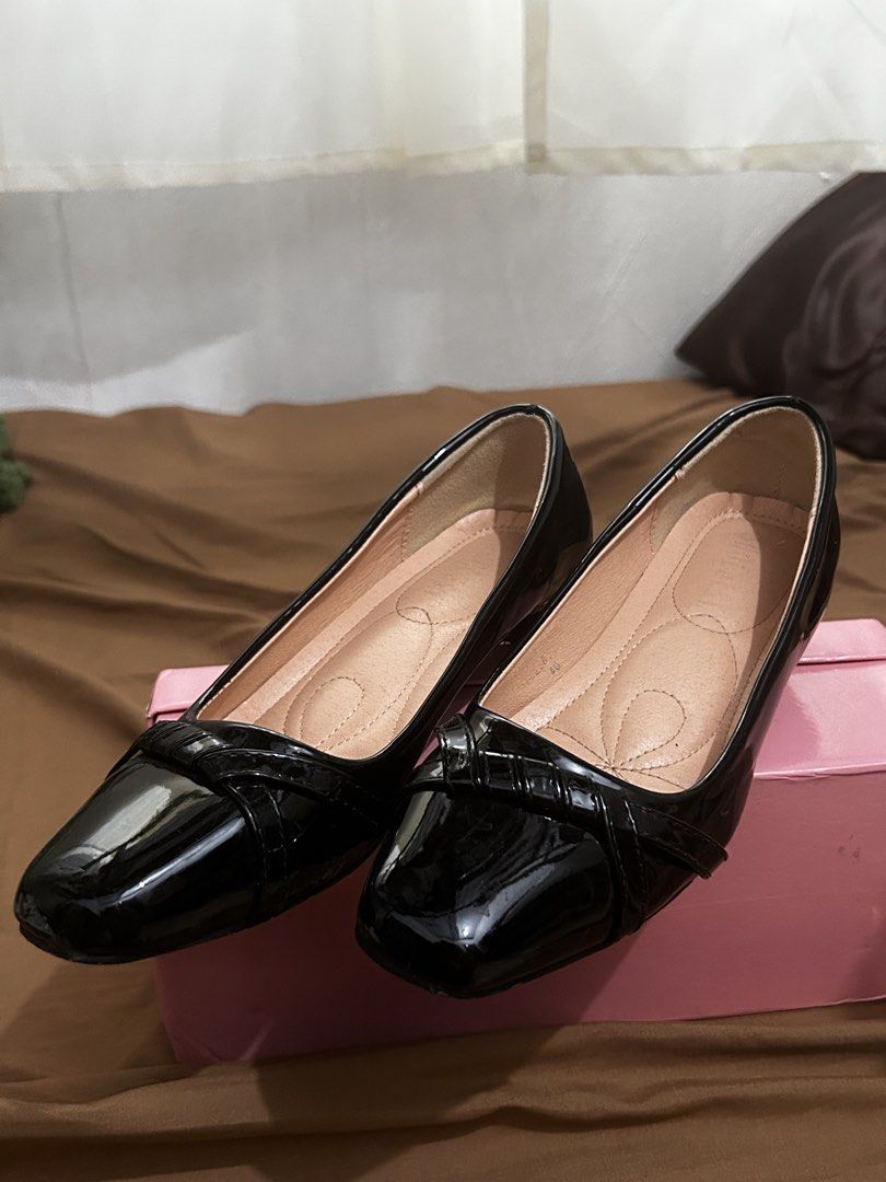Black Shoes (Category: Sandals) located in Bambang. Submitted by luviess_ (Listing ID 1462632364, Image 1). Description: - only used once - Black Shoes from Shoebest.