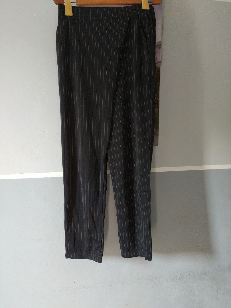 Black slacks (Category: Jeans) located in Manila. Submitted by timtam04 (Listing ID 1462680421, Image 1). Description: this item includes in buy1take1 promo. free size small upto large stretchable.