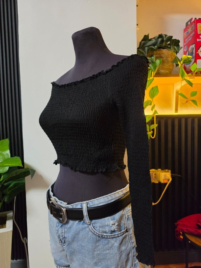 Black Smocked Long Sleeve Crop Top small (Category: Longsleeves) located in Paranaque City. Submitted by franinnashop (Listing ID 1462608315, Image 2). Description: - Black smocked long sleeve crop top - Very stretchy material for a comfortable fit - All-over smocking detail on the body and sleeves - Trendy lettuce hem edges - Perfect for dressing up with skirts or down with jeans - Ideal for both casual outings and nights out dexlutter small iss