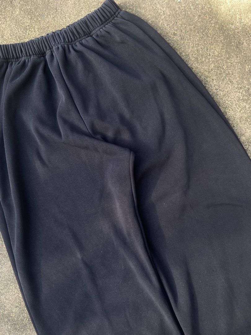 BLACK SWEATPANTS (Category: Joggers) located in El Salvador. Submitted by 00jiroo00 (Listing ID 1462446211, Image 2). Description: BLACK SWEATPANTS Model height 5’8 Dimensions: free waist L - 37 T - 15 H - 12.5 Details: good condition must have signs of usage no waist string & pockets Condition: 9/10 Color rate: 8/10 Swipe for more details… 📩 ₱150 📌 Before You Buy: 📃 Please read all item details carefully 📍 Payment-first policy applies ❌ No c