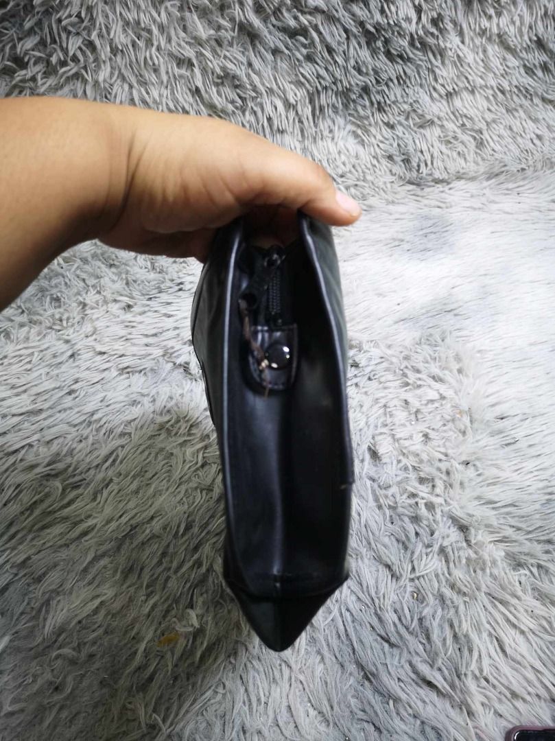 Black Top Zipper Closure Cosmetic Pouch (Category: Purses & Pouches) located in Santa Cruz. Submitted by jmy_surplus.2 (Listing ID 1462670874, Image 2). Description: Size ; L - 8.4 W - 10.5 Color ; Black Type ; Pouch Brand ; No brand Material ; Leather Style ; Black leather Cosmetic Pouch LR 129 JMY 1 Batch #221.