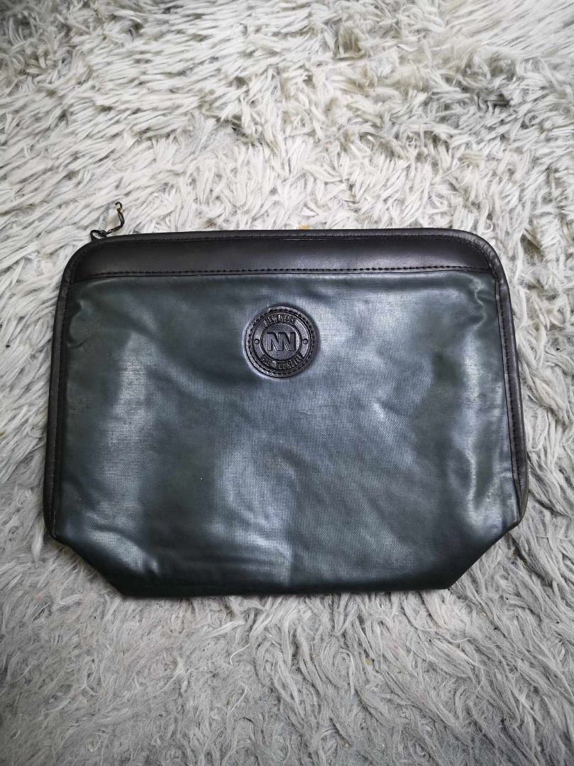 Black Top Zipper Closure Cosmetic Pouch (Category: Purses & Pouches) located in Santa Cruz. Submitted by jmy_surplus.2 (Listing ID 1462670874, Image 1). Description: Size ; L - 8.4 W - 10.5 Color ; Black Type ; Pouch Brand ; No brand Material ; Leather Style ; Black leather Cosmetic Pouch LR 129 JMY 1 Batch #221.