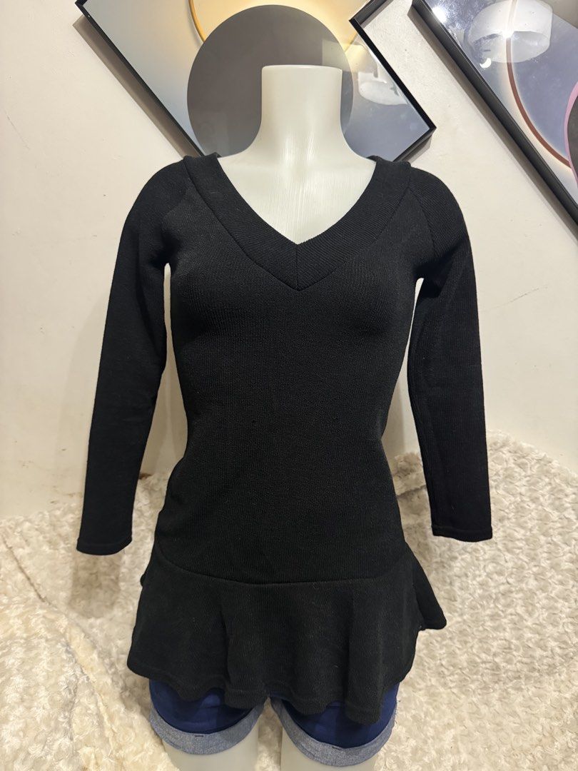 Black V-neck Long Sleeve Peplum Top (Category: Longsleeves) located in Marikina City. Submitted by lorradel (Listing ID 1462454001, Image 1). Description: - Black long sleeve top - V-neckline - Flattering peplum hem - Ribbed fabric texture - Versatile: pairs well with shorts or jeans - Easy to dress up or down MANNEQUIN - MAY HAVE some washable stains (hindi maiiwasan) needs washing; had been stored - mannequin size 34-26-34 - mannequin’s shoulde