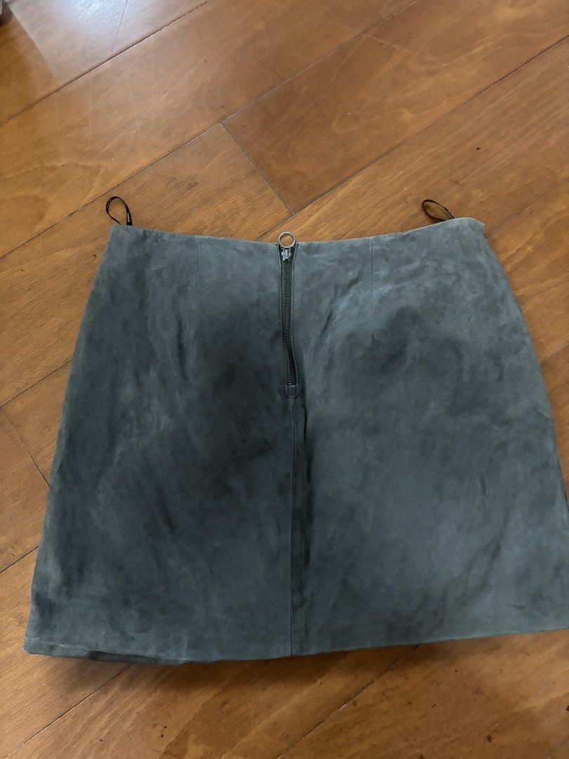 BLANKNYC Grey Suede Mini Skirt Size 31 (Category: Skirts) located in Muntinlupa City. Submitted by secondhandlove12345 (Listing ID 1462499424, Image 3). Description: - Grey suede mini skirt - Brand: BLANKNYC - Back zipper closure - Lined interior - Estimated size: 31 - Perfect for dressing up or down.