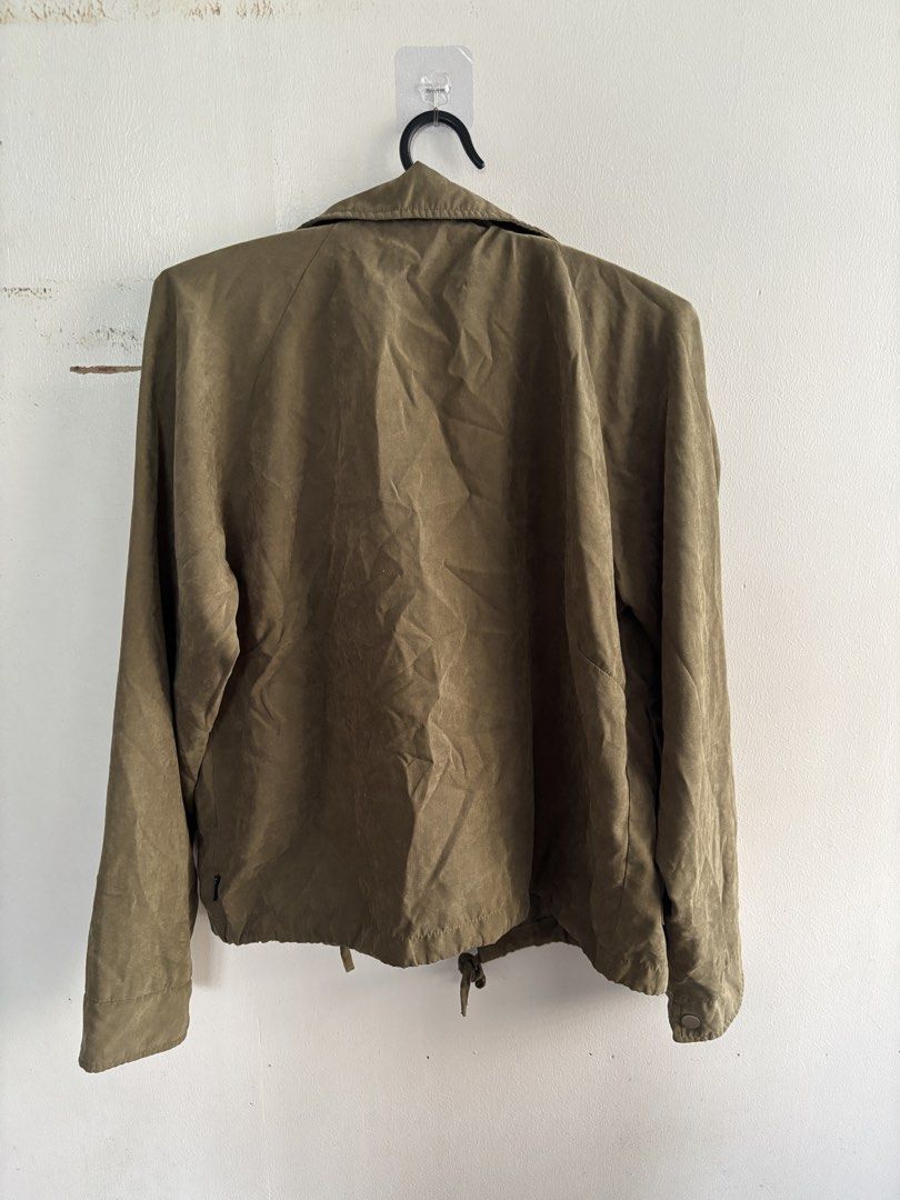Bossini Olive Green Jacket Size M (Category: Coats, Jackets and Outerwear) located in Muntinlupa City. Submitted by jc444_ (Listing ID 1462574513, Image 3). Description: - Olive green jacket from Bossini - Size S-M - Drawstring at the hem - Two front pockets with snap buttons - Simple and classic design - Perfect for casual wear.
