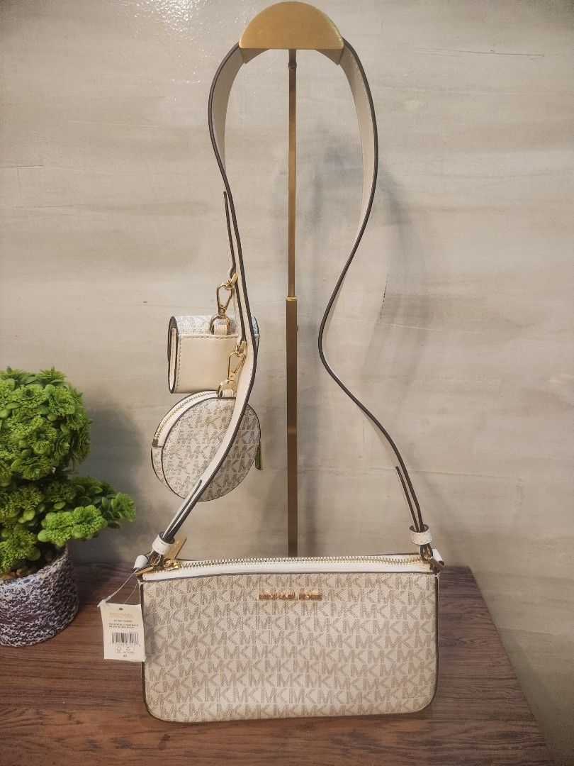 Brand New MK Cross Body (Category: Luxury Bags & Wallets) located in Quezon City. Submitted by luxurybybelle (Listing ID 1462641929, Image 1). Description: kindly take time to READ 💯% Authentic BN fresh from US money back if proven fake ( just show the proof ) MK Sling Bags Comes complete Kindly DM for the Price of each bags 🔖 Strictly NO meet up policy ! LEGIT seller here 👜.