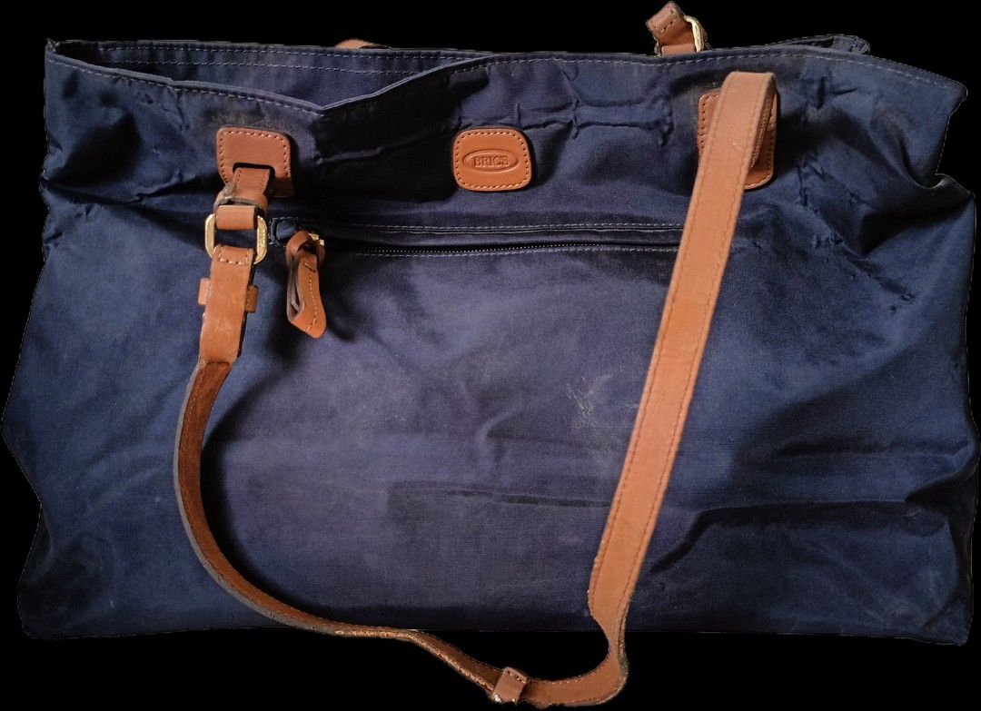 BRIC'S BOUTIQUE Tote Bag (Category: Tote Bags) located in Zamboanga. Submitted by tenshiqt (Listing ID 1462679889, Image 2). Description: - Navy blue BRIC'S BOUTIQUE tote bag - Genuine leather accents and straps - Main compartment with secure zip closure - Interior zip pocket for essentials - Proudly Made in Italy.