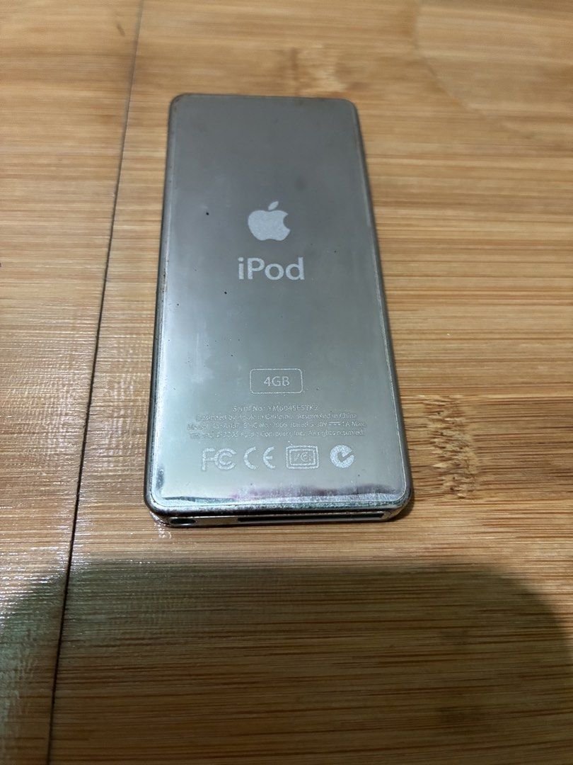 Broken iPhone and iPod with free Wallet (Category: Others) located in Taguig. Submitted by karusellph (Listing ID 1462614931, Image 3). Description: Broken.