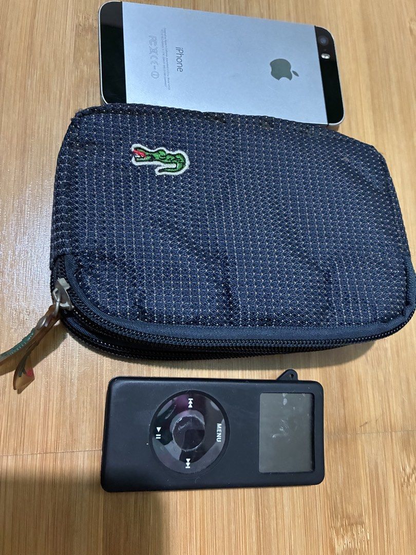 Broken iPhone and iPod with free Wallet (Category: Others) located in Taguig. Submitted by karusellph (Listing ID 1462614931, Image 1). Description: Broken.