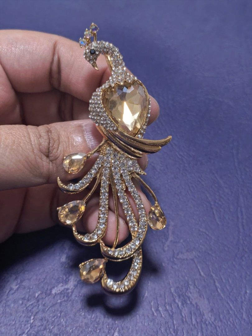 Brooch Pin Champagne Peacock (Category: Brooches) located in Taguig. Submitted by jeannescarlet (Listing ID 1462590241, Image 1). Description: 💎Brand New 💎Alloy Material.