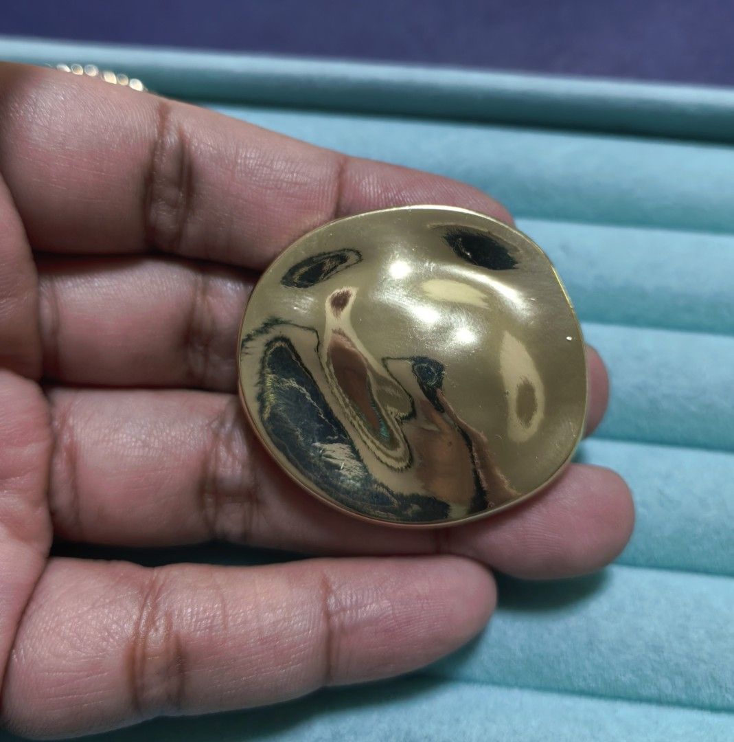 Brooch Pin Gold Tone Round Circle (Category: Brooches) located in Taguig. Submitted by jeannescarlet (Listing ID 1462515886, Image 1). Description: 💎Brand New 💎Alloy Material.