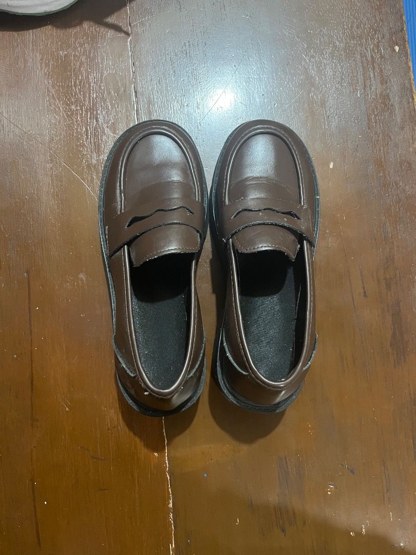Brown Chunky Loafers (Category: Loafers) located in Quezon City. Submitted by freepenguin.23e658 (Listing ID 1462617762, Image 1). Description: bought this for 500+. still in a very good condition as i was only able to wear it at home. (i realized its not really my style lol. what a waste pf money dumbass) size 40, my fatass feet hurts in this so i suggest you size down. ts is prolly for 38-39 - Classic brown penny loafers - Chunky sole for a mod